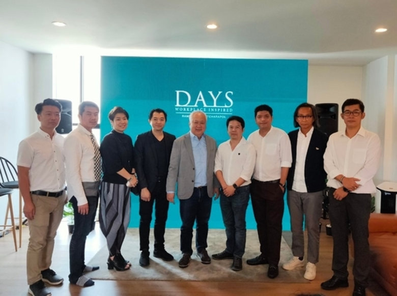 คุณวิทยา พรหมชนก (ที่ 5 จากซ้าย) ประธานเจ...