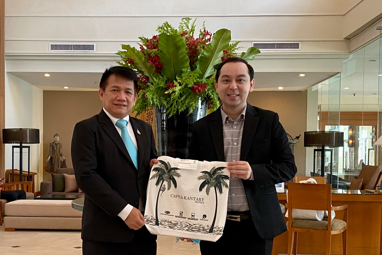 กิตติเดช คุ้มม่วง (ขวา) ผู้จัดการ โรงแรมแ...