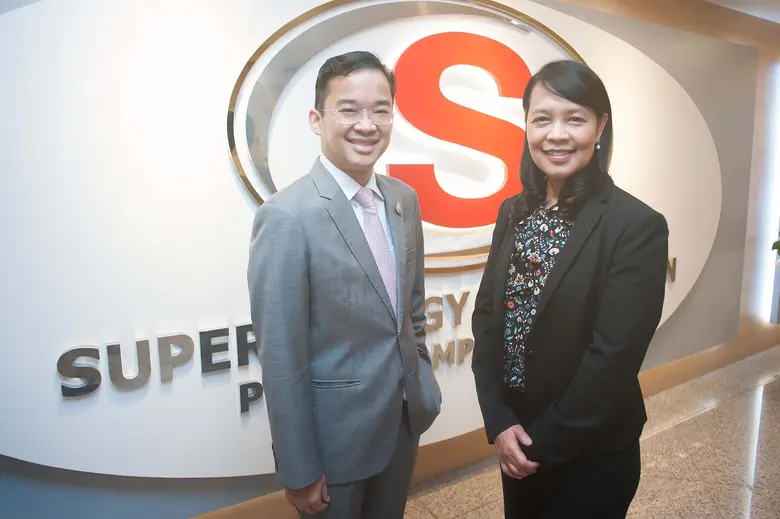 คุณจอมทรัพย์ โลจายะ (ซ้ายมือ) ประธานคณะกร...