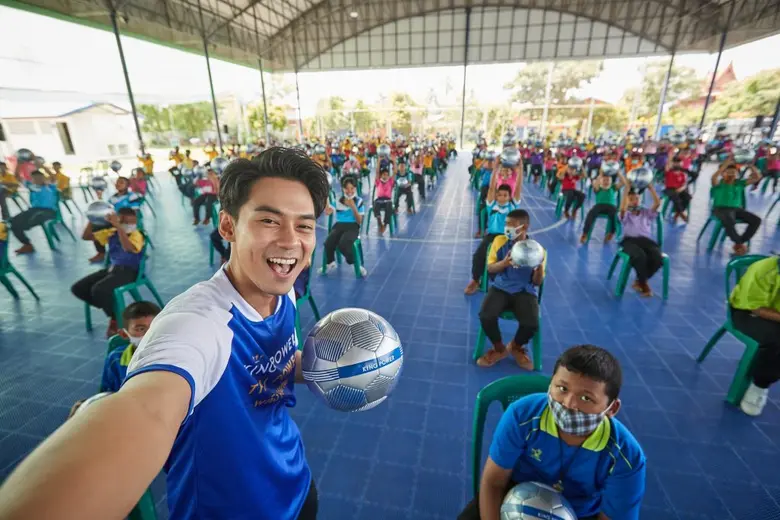 คิง เพาเวอร์ ไทย เพาเวอร์ พลังคนไทย ชวน แดน วรเวช ร่วมแจกฟุตบอลสร้างแรงบันดาลใจ ให้กับน้องๆ ที่บ้านเกิด สุพรรณบุรี