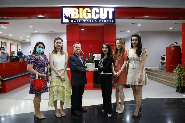 นางสาวสหัพย์ภัค โชควิจิตรกุล (ที่ 4 จากซ้...