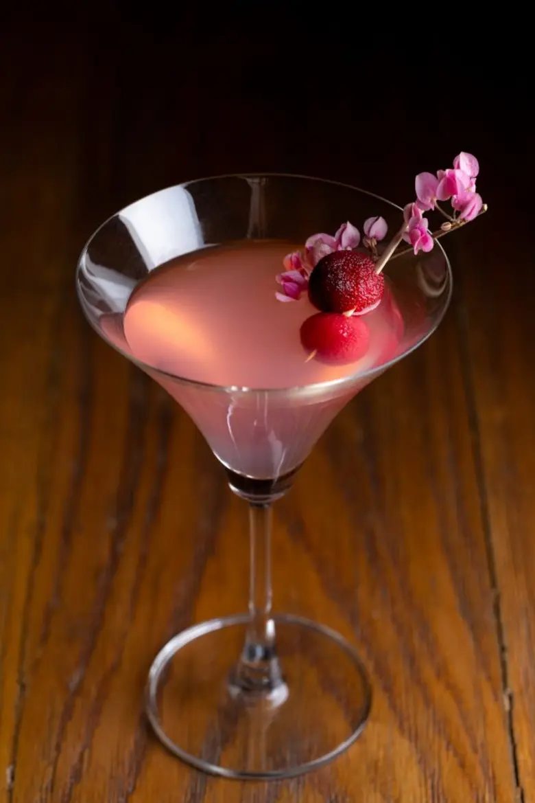 อัพแอนด์อะบัฟ บาร์ ขอแนะนำเมนูเครื่องดื่ม “ฟลอรัล ค็อกเทล” ที่ผสมผสานความหอมจากดอกไม้