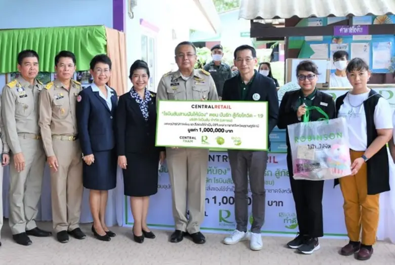 คุณวิชวุทย์ จินโต (ที่ 5 จากซ้าย) ผู้ว่าร...