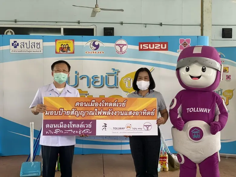 เมื่อเร็วๆ นี้ น.ส.อัจฉรา เจริญพร (ขวา) ผ...