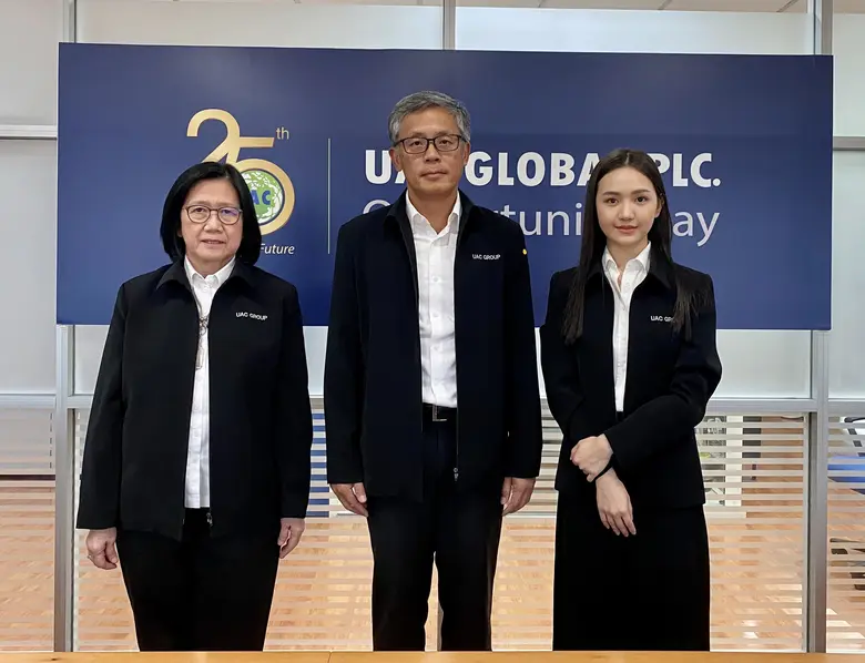 นายชัชพล ประสพโชค CEO & President (กลาง) ...