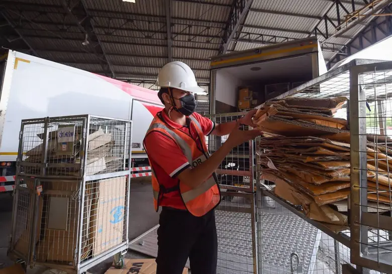 ไปรษณีย์ไทย เผยยอดส่งกล่อง ซองเก่า “ไปรษณีย์ reBOX” กว่า 10,000 กก. พร้อมชวนส่งกล่องเหลือใช้จากช็อปออนไลน์ 9.9 นำมาผลิตโต๊ะเก้าอี้ให้น้อง