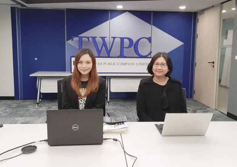 คุณอรอนงค์ วิชชุชาญ (ขวา) Group Chief Fin...