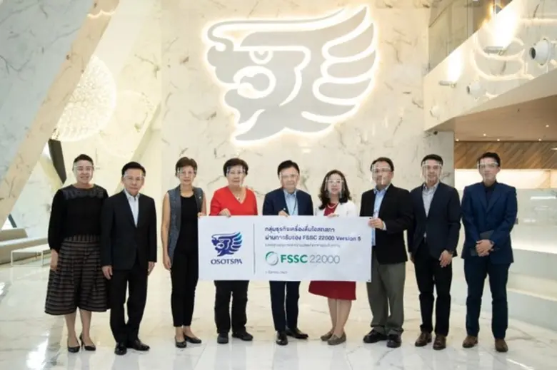 นายธนา ไชยประสิทธิ์ รักษาการ CEO (กลาง) น...