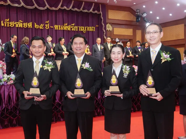 องคมนตรี เป็นประธานมอบรางวัล “เกียรติยศ ๒๕ ปี - คนดีศรีกาญจนา” แก่ผู้บริหารดีเด่น