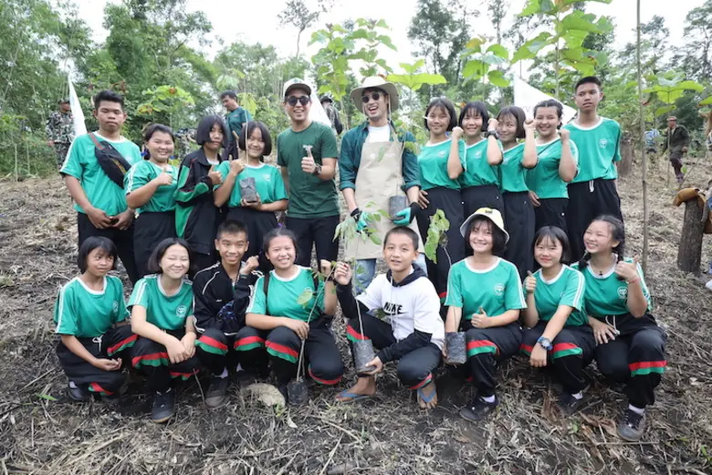 Yves Rocher (อีฟ โรเช่) แบรนด์ความงามอันดับ 1 ของฝรั่งเศส ชวน 2 หนุ่มอนุรักษ์ “อเล็กซ์ - บอย” ปลูกป่า สร้างจิตสำนึกอนุรักษ์สิ่งแวดล้อม