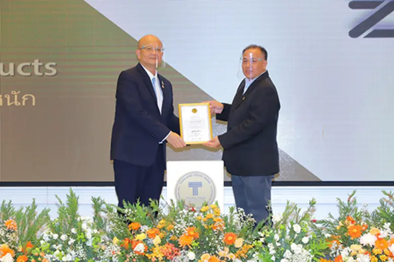 ทวิชชัย วัฒนพิศิษฐ (ขวา) ผู้จัดการฝ่ายผลิ...