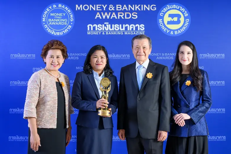 แพทย์หญิงปรมาภรณ์ ปราสาททองโอสถ (ที่ 2 จา...