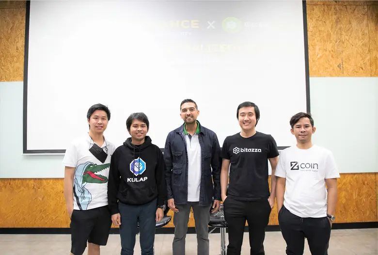 นายพลากร ยอดชมญาณ (ลำดับที่ 2 จากซ้าย) ปร...