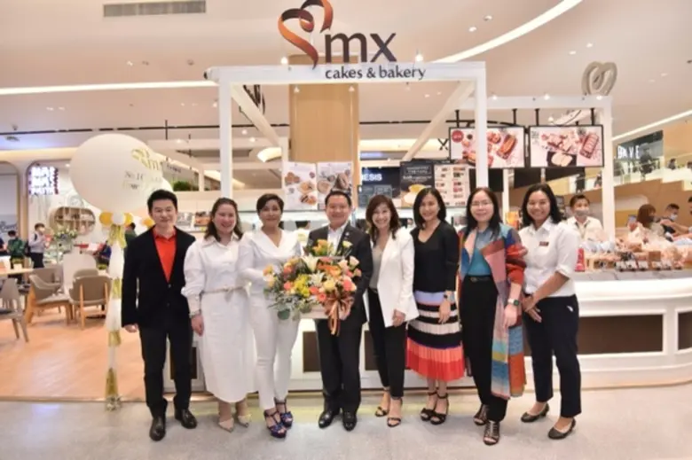 ฐาปน สิริวัฒนภักดี (คนที่ 4 จากซ้าย) กรรม...