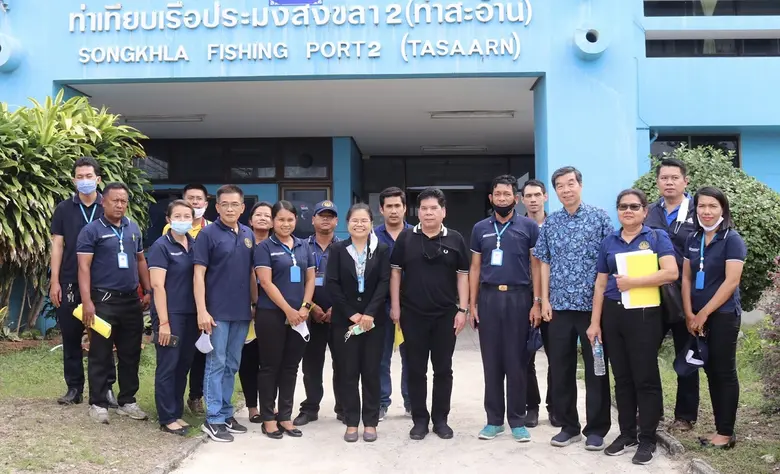 เจ้าหน้าที่องค์การสะพานปลา นำโดย ดร.มณเฑี...