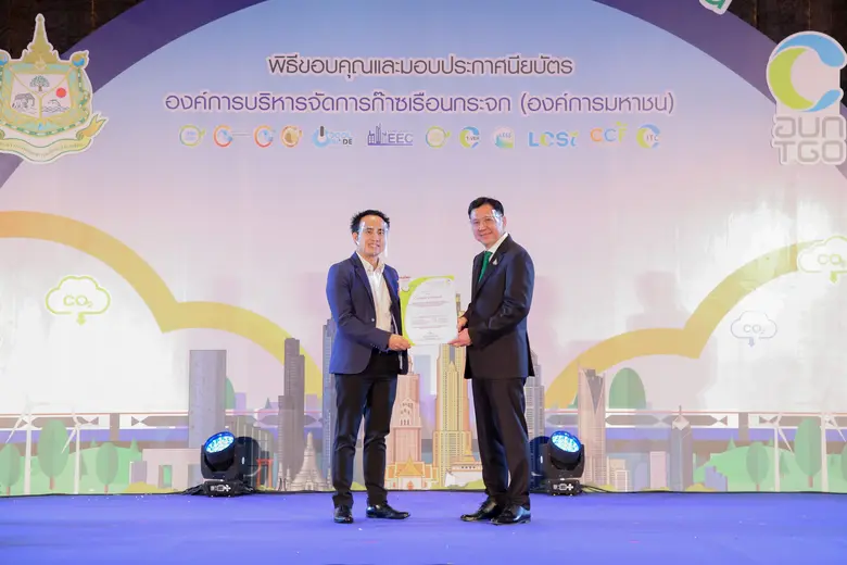 นายจุติพันธุ์ มงคลสุธี (ซ้าย) กรรมการผู้จ...