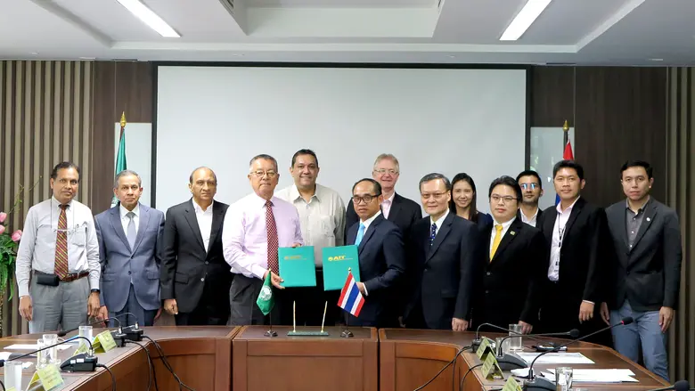 นายชวลิต จันทรรัตน์ ประธานกรรมการบริหาร ด...