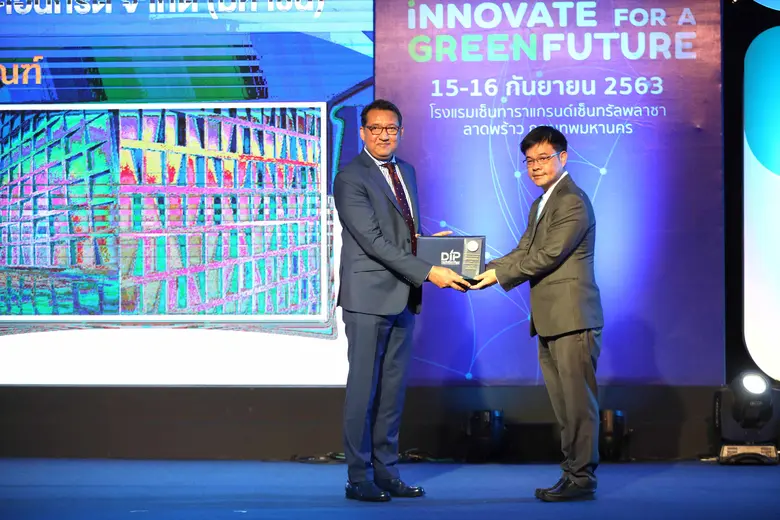 นายรังสี ทีปกรสุขเกษม (ขวา ) กรรมการผู้จั...