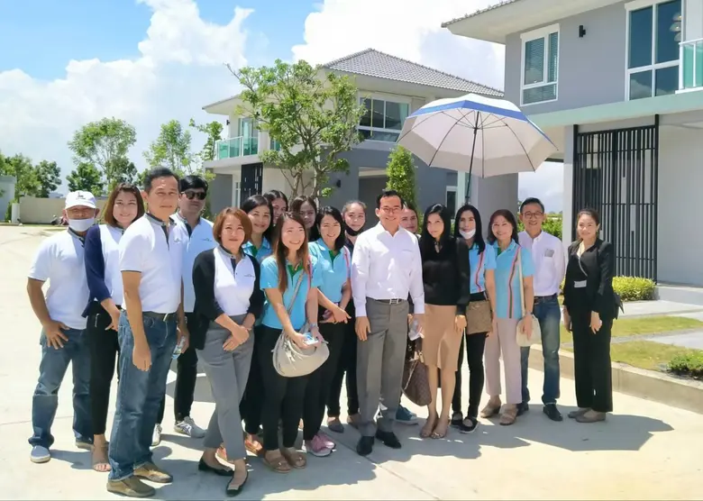 คุณสวิจักร์ โลจายะ (กลาง) ประธานกรรมการ ,...