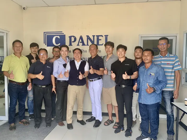 คุณสมภพ ศักดิ์พันธ์พนม (คนที่ 6 จากซ้าย) ...