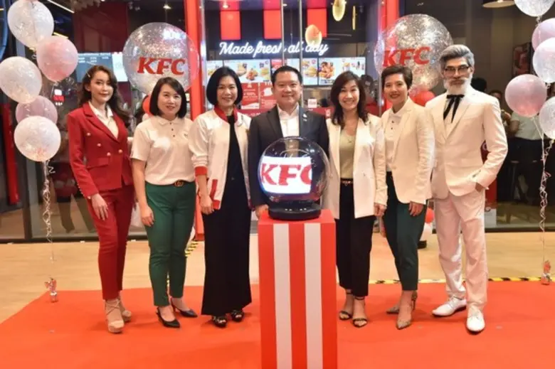 ฐาปน สิริวัฒนภักดี (คนกลาง) กรรมการผู้อำน...