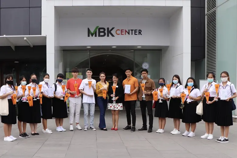 นางสาวศตกมล วรกุล (ที่ 9 จากซ้าย) ผู้อำนวยการฝ่ายสื...