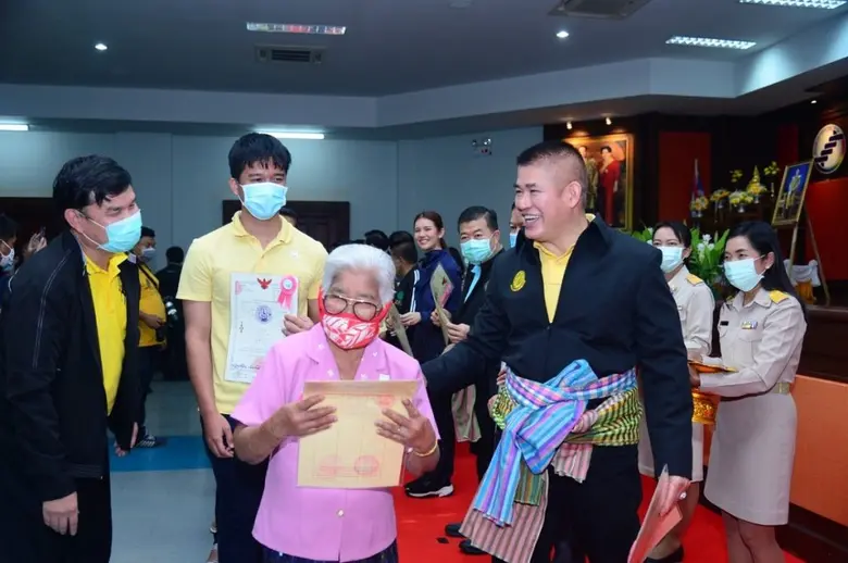 รมช.ธรรมนัส เดินหน้ามอบหนังสือ ส.ป.ก.4 – 01 จังหวัดตรัง ลดความเหลื่อมล้ำ สร้างรายได้ให้แก่เกษตรกรให้มีความเป็นอยู่ที่ดีขึ้น