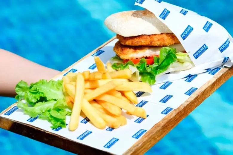 ออกมารับสายลมและแสงแดด ผ่อนคลายข้างริมสระ...