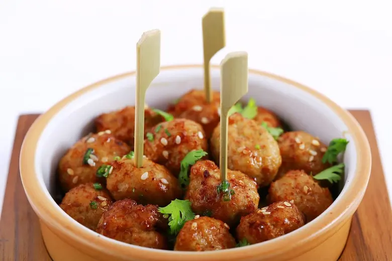 สถานที่แฮงค์เอาท์ นั่งชิล ชมวิวสวย ลิ้มรสอาหารว่างแสนอร่อย  ณ ครู แชมเปญ บาร์ แอท เรดสกาย