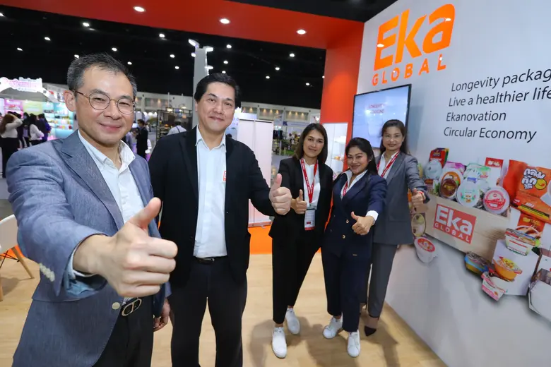 นายชัยวัฒน์ นันทิรุจ (คนแรกจากซ้าย) ประธา...