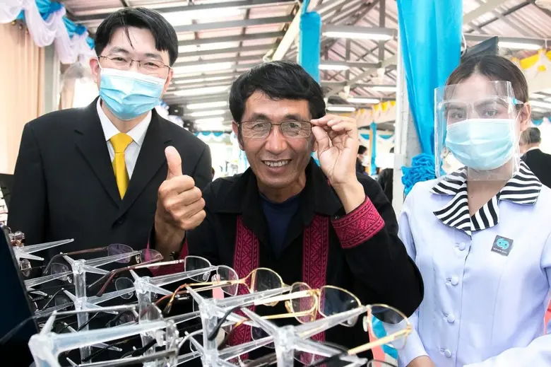 “แว่นท็อปเจริญ” ร่วมกับ กรมพัฒนาสังคมและสวัสดิการฯ เดินหน้าลงพื้นที่ช่วยเหลือภิกษุสงฆ์และประชาชนที่มีปัญหาทางด้านสายตา