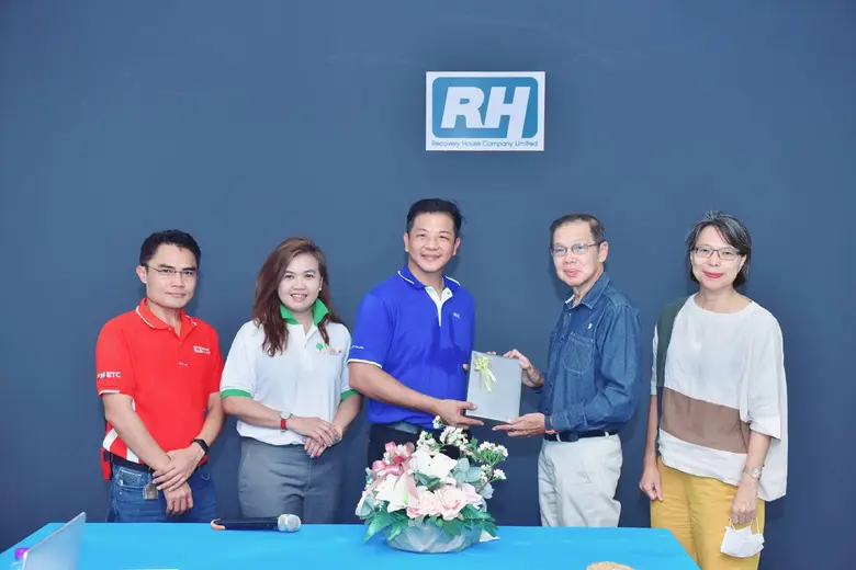 นายมนูญ ศิริวรรณ (ที่ 2 จากขวา) ผู้เชี่ยว...