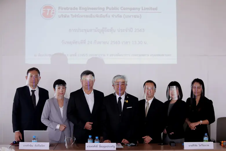 นายพรศักดิ์ ลิ้มบุญยประเสริฐ (กลาง) ประธา...