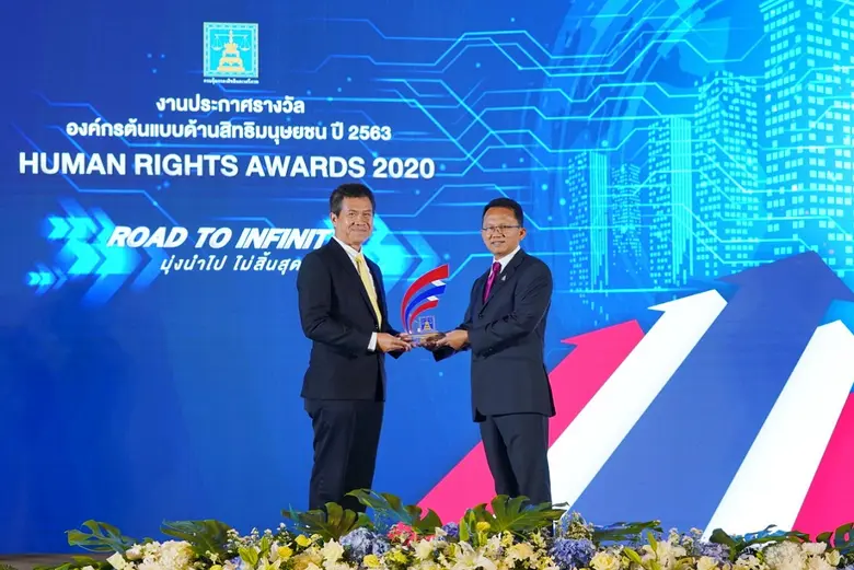 เอสซีจี โดย นายเฑวิณฑร์ สมงาม (ซ้าย) ผู้อ...