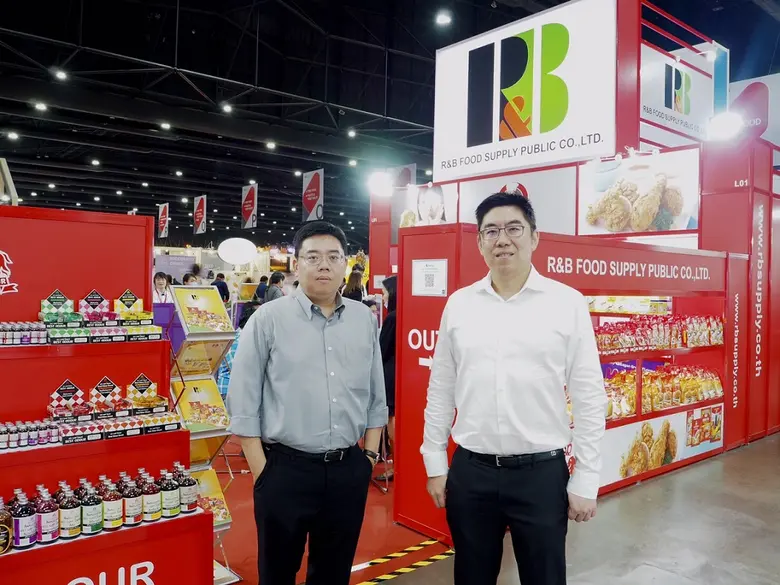 นายสุรนาถ กิตติรัตนเดช (คนขวา) ประธานเจ้า...