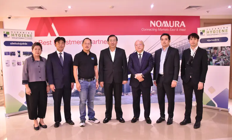 นายวีระพงค์ ลือสกุล (คนกลาง) ประธานเจ้าหน...