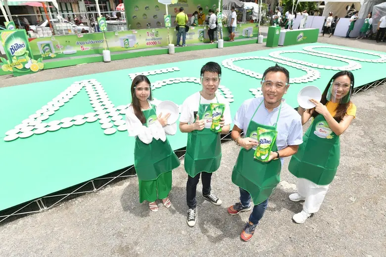 นายสุภัทร์ ไพรสานฑ์กุล (ที่สองจากขวา) รอง...