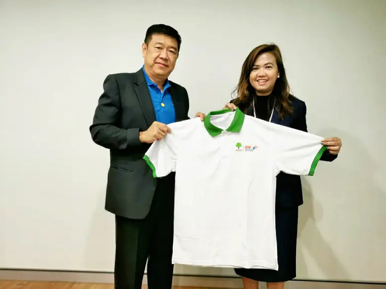 นางดรุณวรรณ ชาญพิพัฒนชัย (ขวา) กรรมการผู้...