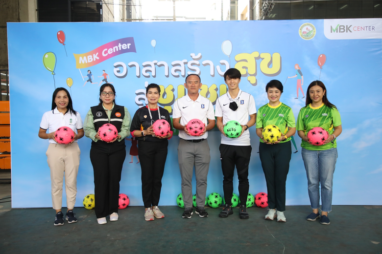 นางสาวศตกมล วรกุล (ที่ 6 จากซ้าย) ผู้อำนว...