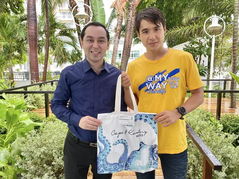 กิตติเดช คุ้มม่วง (ซ้าย) ผู้จัดการ โรงแรม...