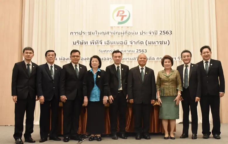 พลตำรวจเอกสุนทร ซ้ายขวัญ (ที่ 4 จากขวา) ป...