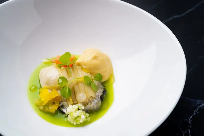 อาหารจานพิเศษจากวัตถุดิบตามฤดูกาลที่ห้องอาหารเอเลเมนท์ ห้องอาหารระดับมิชลินสตาร์ 1 ดาว