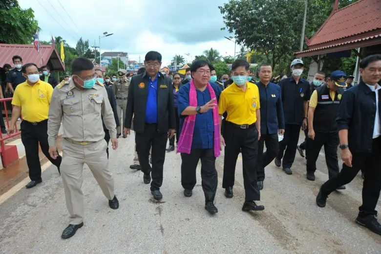 รัฐมนตรีเกษตรฯ ตรวจเยี่ยมด่านผ่านแดนบ้านเขาดิน จ.สระแก้ว เล็งยกระดับเป็นจุดส่งออกสินค้า ลดการแออัดจากด่านคลองลึก อรัญประเทศ