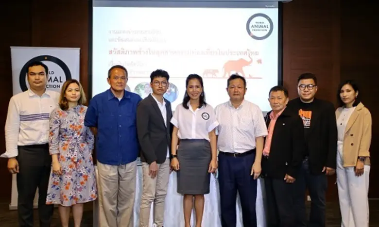 นางสาวโรจนา สังข์ทอง ผู้อำนวยการ (คนกลาง)...