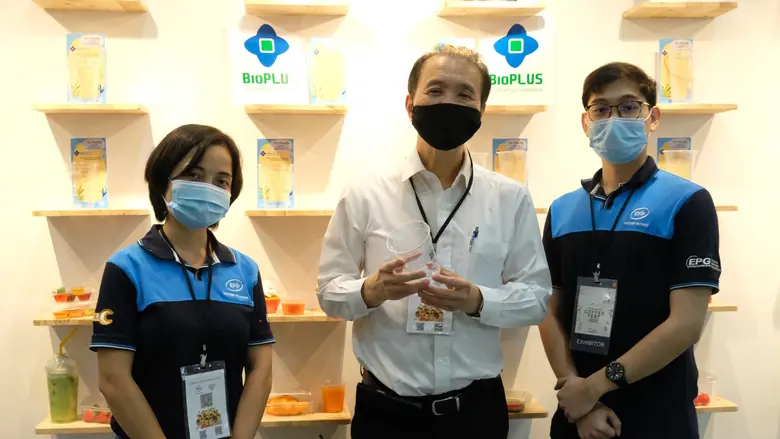 คุณธีระวัฒน์ วิทูรปกรณ์ (กลาง) กรรมการผู้...