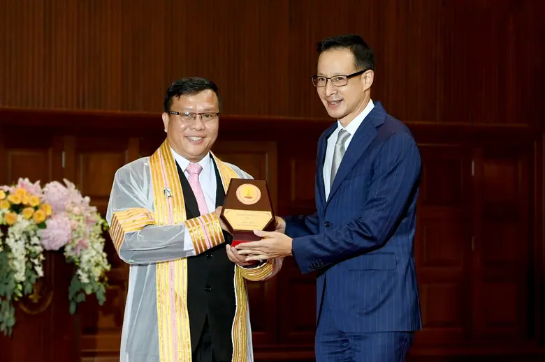 นายสาระ ล่ำซำ กรรมการผู้จัดการและประธานเจ...