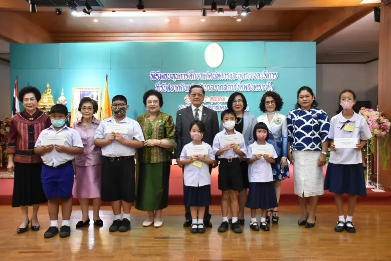 พลตรีหญิง คุณหญิงอัสนีย์ เสาวภาพ ประธานสภ...