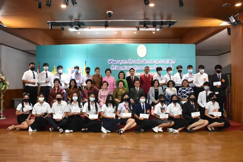 สภาสังคมสงเคราะห์ฯ พลตรีหญิง คุณหญิงอัสนีย์ เสาวภาพ มอบทุนการศึกษาแก่คนพิการและบุตรคนพิการ