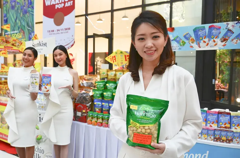 วลัยทิพย์ ซื่อตรงมั่นคง (ขวาสุด) ผู้อำนวย...