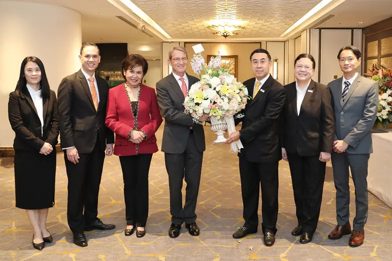 นายพิศิษฐ์ เสรีวิวัฒนา (ที่ 3 จากขวา) กรร...